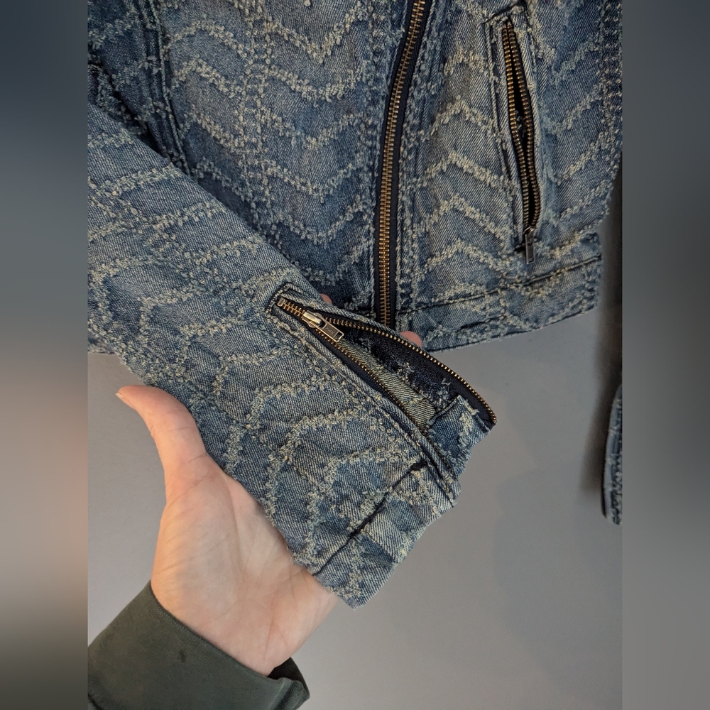 Free People Textured Denim Jacket Cropped Women Size 2. - Picture 5 of 7
